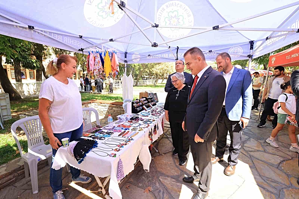 Muğla Valisi Akbıyık, Mor Pazar’da kadınların el emeği ürünlerini inceledi