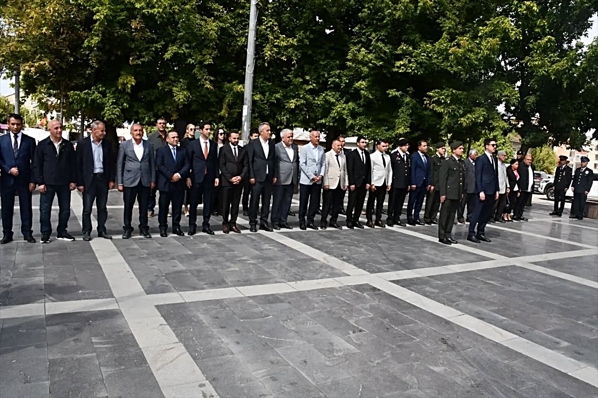 Muş Malazgirt'te 19 Eylül Gaziler Günü töreni çelenk sunumuyla başladı