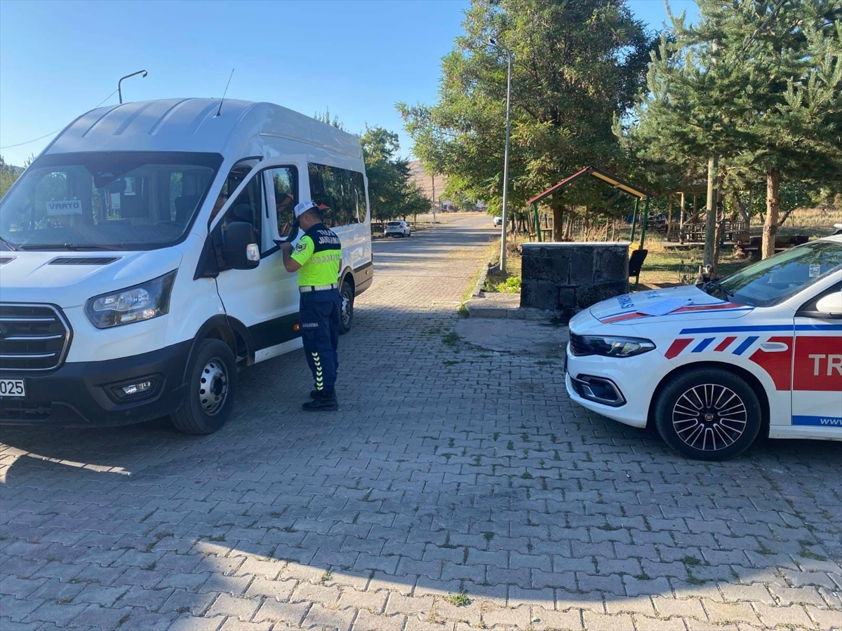 Muş Varto'da jandarma, okul servislerini denetleyip sürücüleri bilgilendirdi