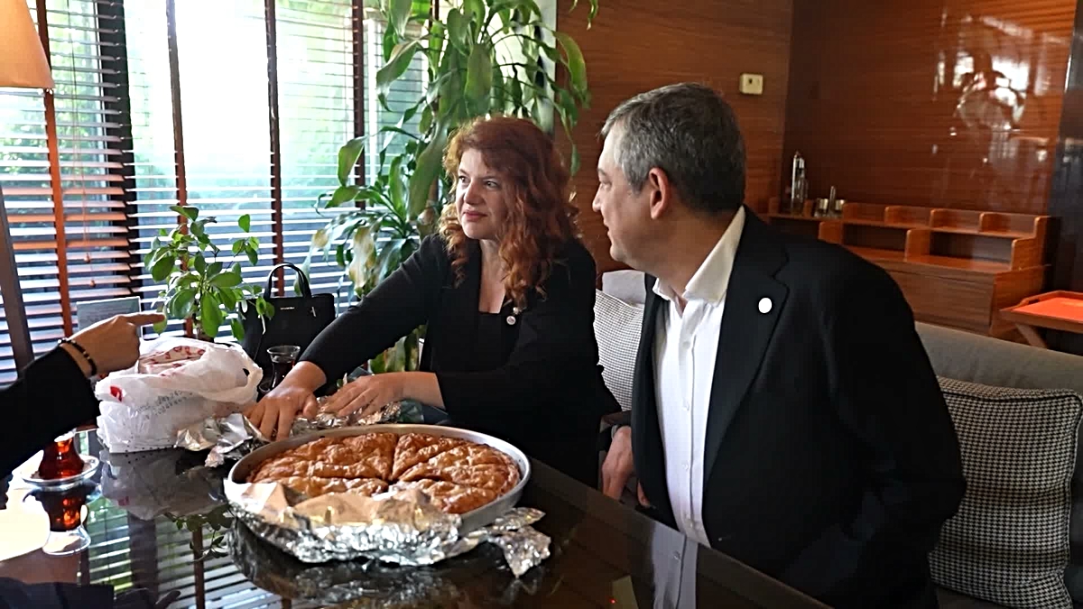 Özgür Özel, dün geri çevirdiği böreği ikram eden Canan Uzer'le kahvaltı yaptı