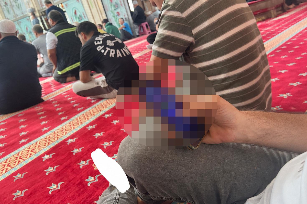 Pes dedirten görüntü: Dayı camide yapma bari