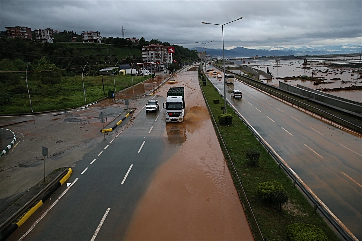 Rize'de sağanak su baskınına ve heyelana yol açtı, İyidere'de 7 ev tahliye edildi
