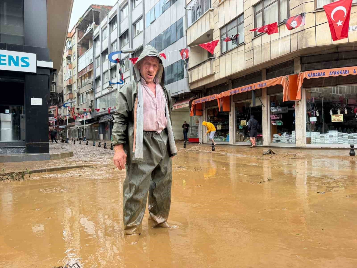 Rize'de selin vurduğu İyidere ve Pazar'da iş yerlerinde temizlik başladı