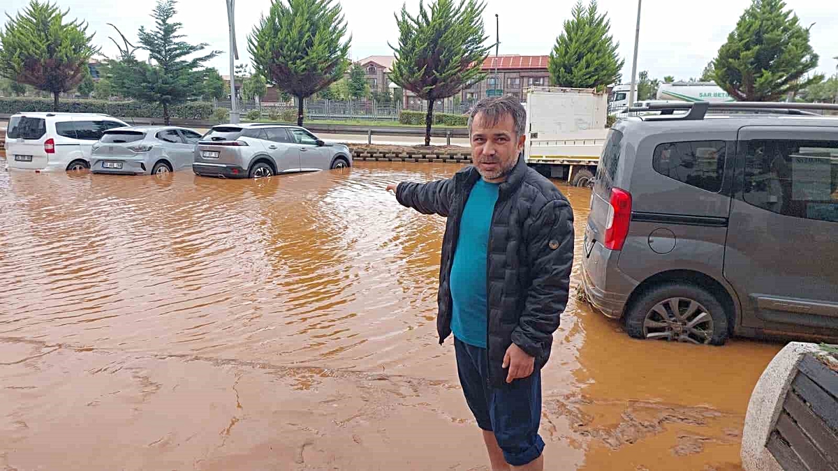 Rize İyidere'de sel, Hayati Dursun'un 2 gün önce aldığı SUV'u sular altında bıraktı