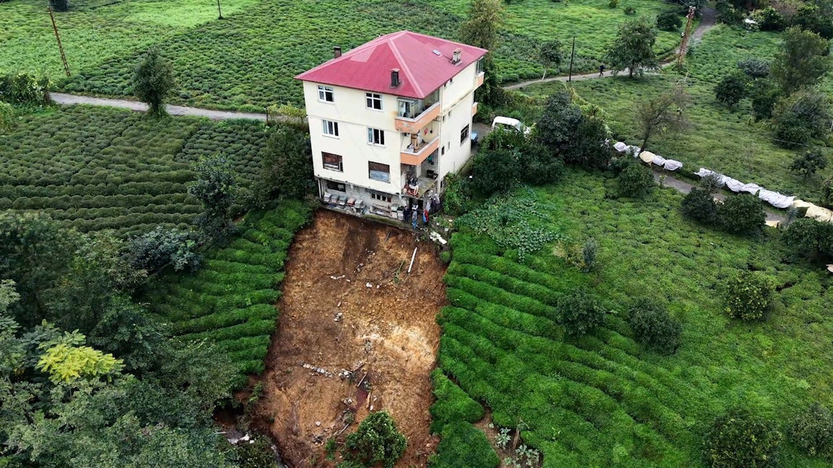 Rize Pazar'da heyelan 3 katlı konutu askıda bıraktı, tahliye kararı yok
