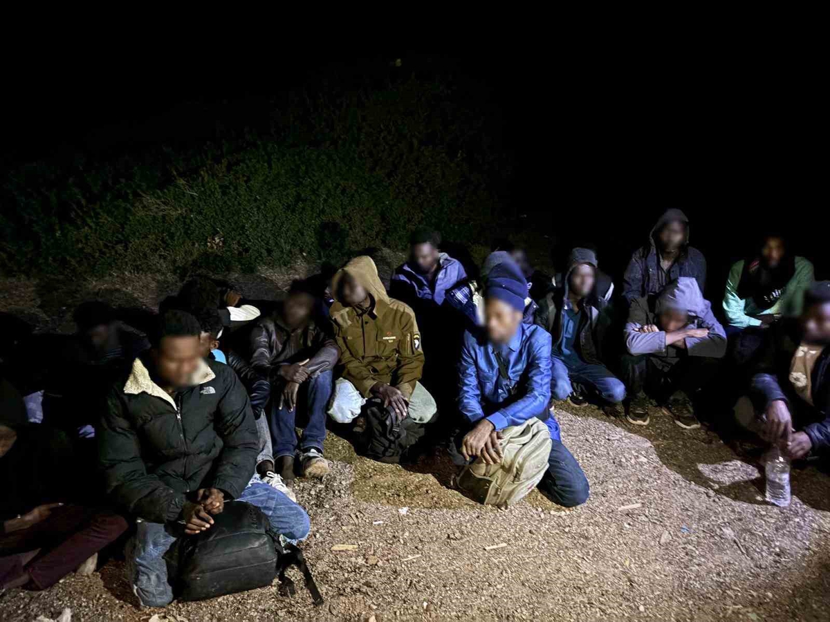 Sahil Güvenlik ve jandarma İzmir'de 3 ayrı operasyonda 73 düzensiz göçmen yakaladı