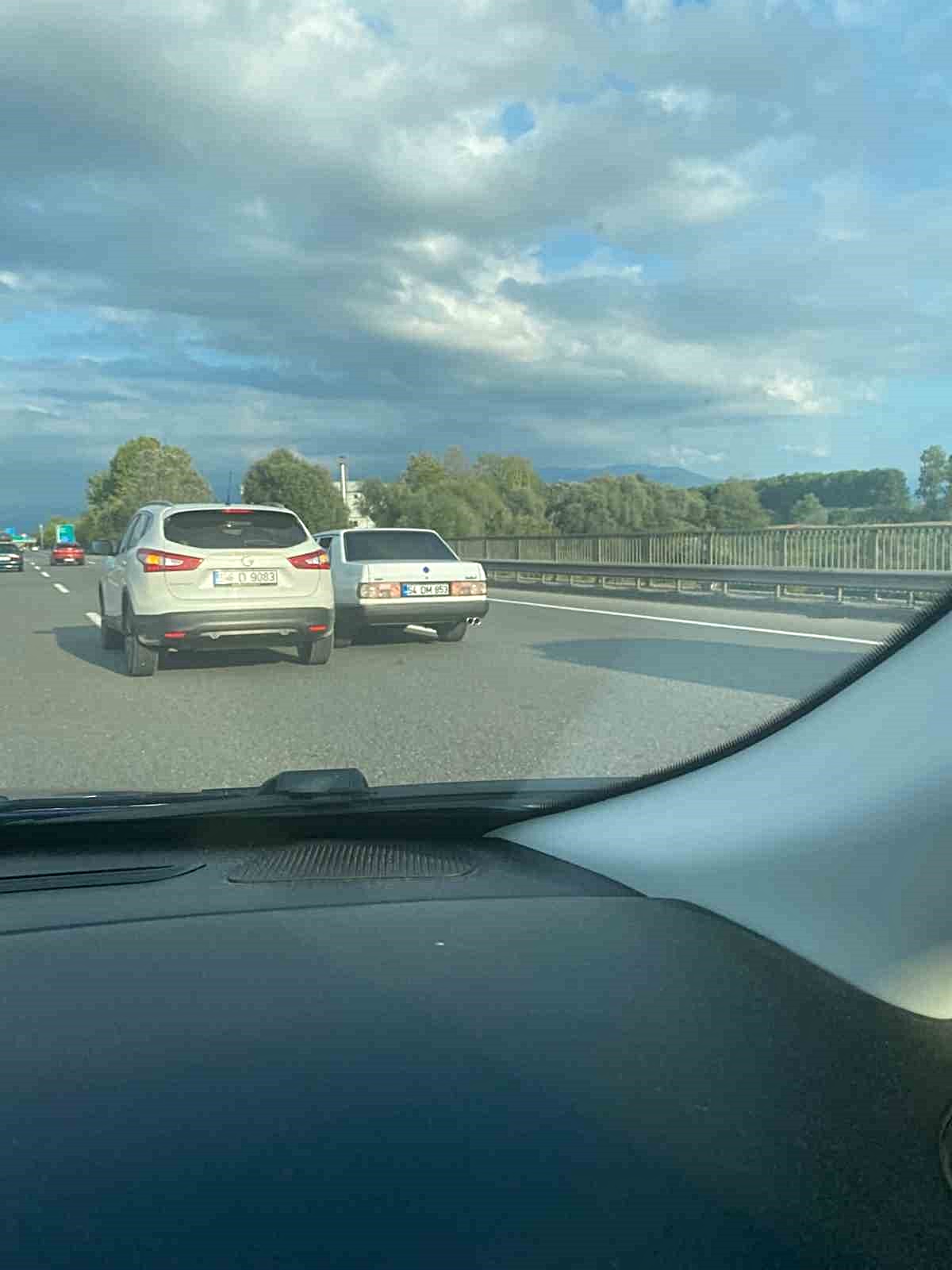 Sakarya'da sürücü sinyalsiz şerit değiştirip teğet geçti, anlar kameraya yansıdı