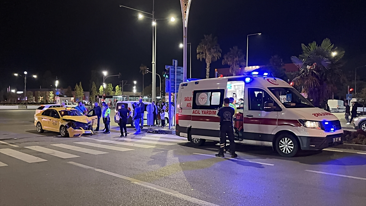 Samsun İlkadım'da iki ticari taksi çarpıştı, sürücüler yaralandı