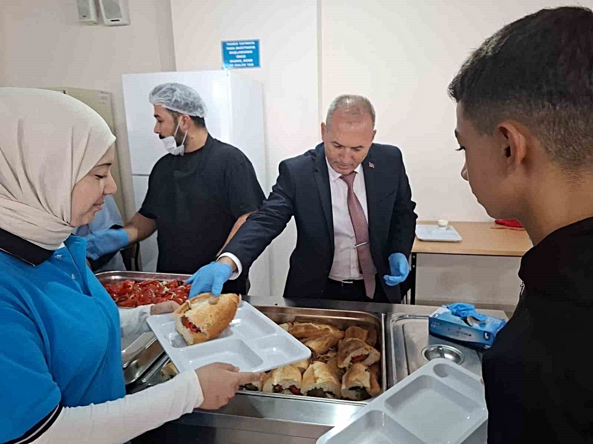 Sarıgöl İlçe Milli Eğitim Müdürü, pansiyonda öğrencilere kepçeyle yemek ikram etti