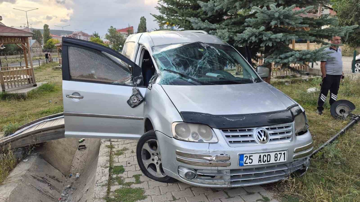 Sarıkamış'ta takla atan hafif ticari araç parka uçtu, 2 kişi yaralandı