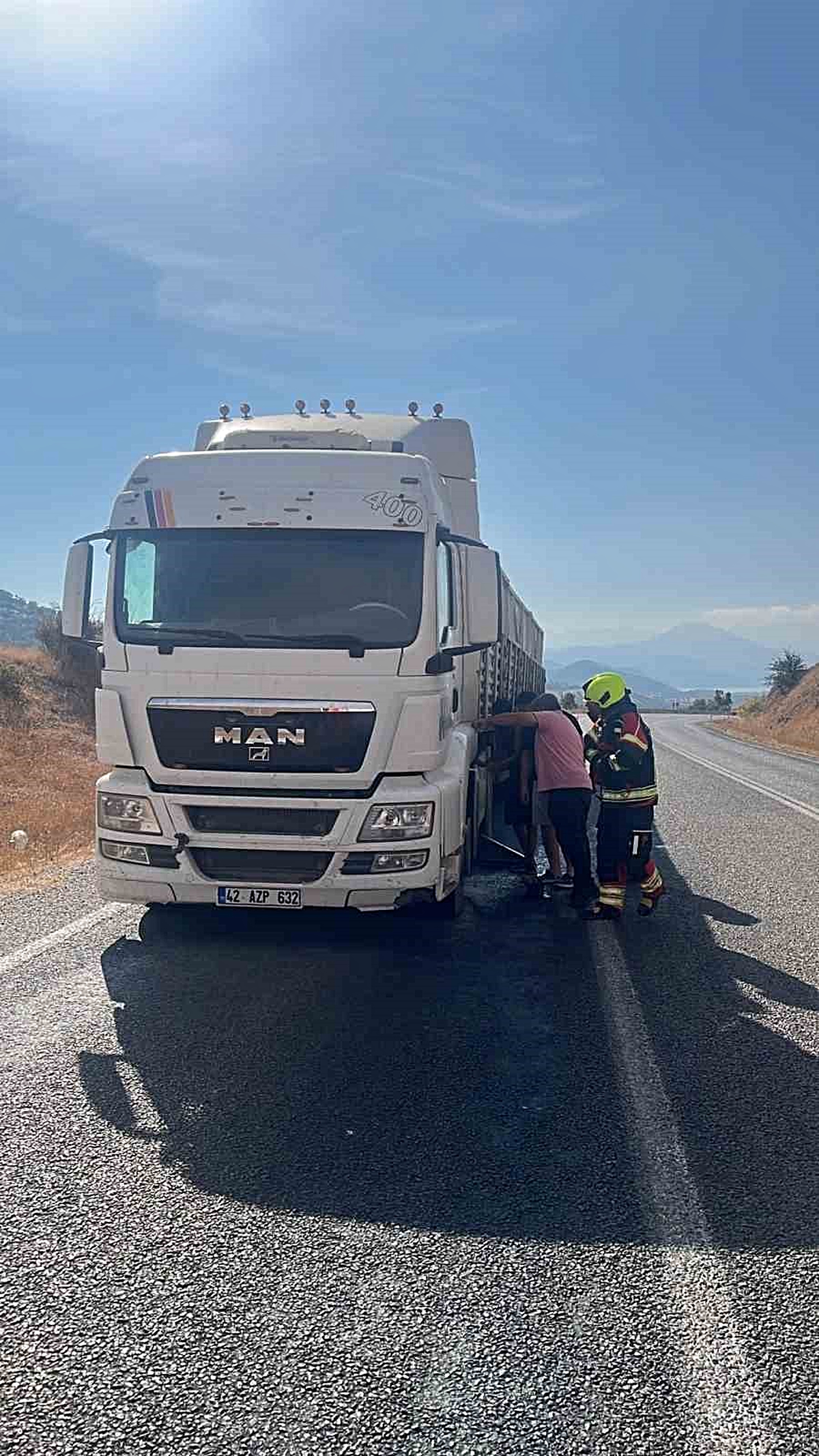 Sındırgı'da seyir halindeki araçta çıkan yangına vatandaşlar ilk müdahale etti