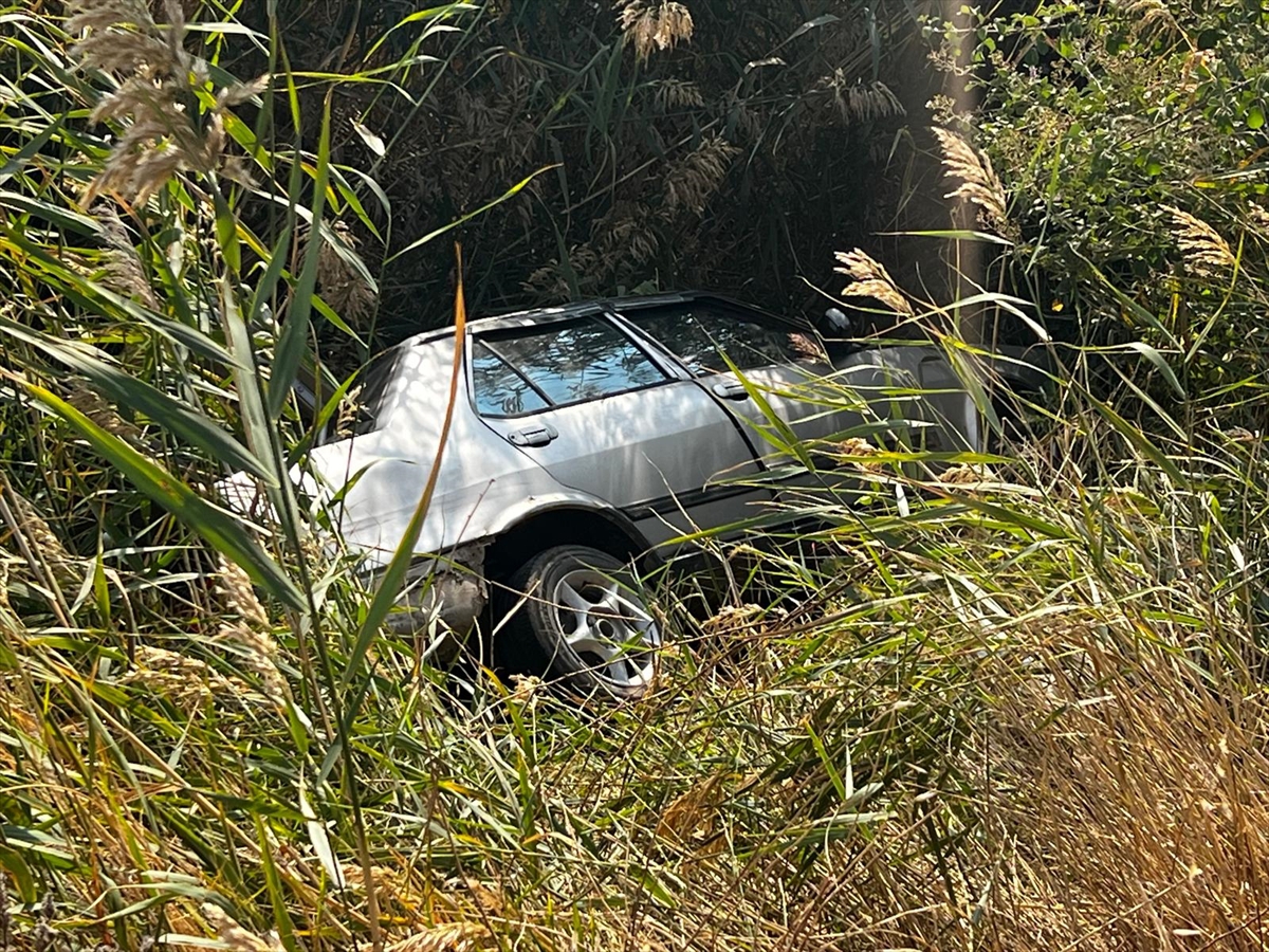 Sivas Akıncılar'da otomobil şarampole devrildi, 66 yaşındaki sürücü yaralandı.