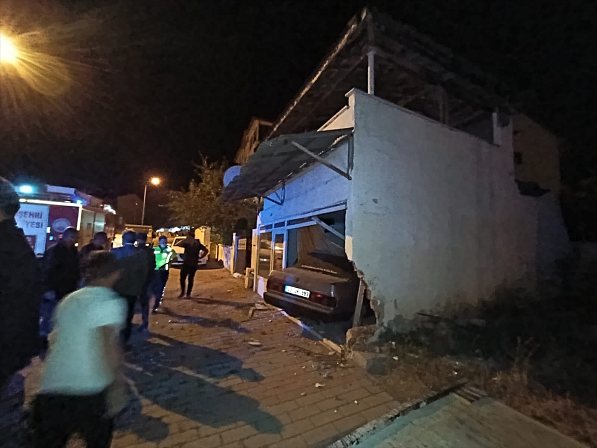 Sivas Suşehri'de otomobil garaj duvarına çarptı, 2 kişi yaralandı