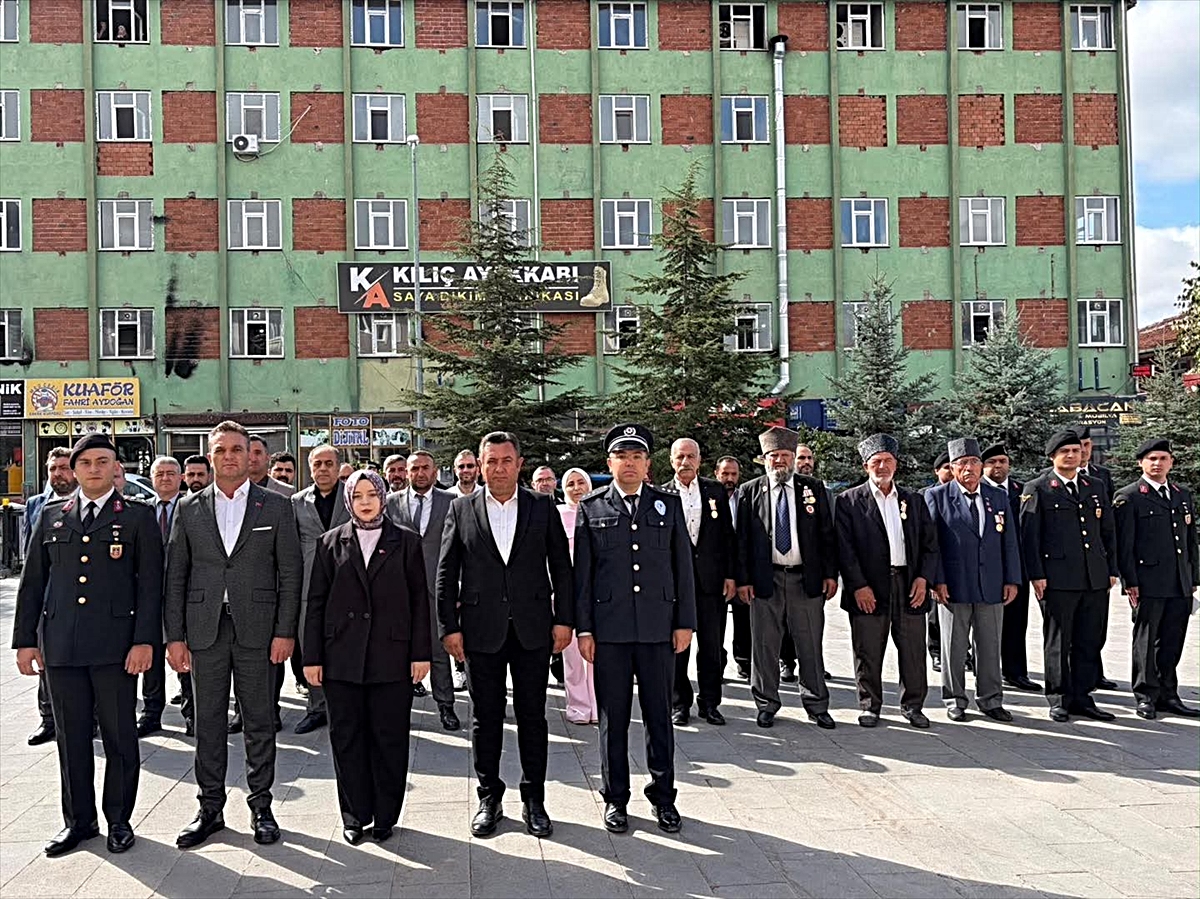 Tokat Yeşilyurt'ta Gaziler Günü'nde Kaymakam Altın ve Başkan Yılmaz çelenk sundu
