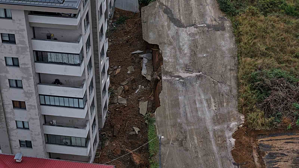 Trabzon'da sağanak su baskınlarına yol açtı, bir sitenin istinat duvarı çöktü