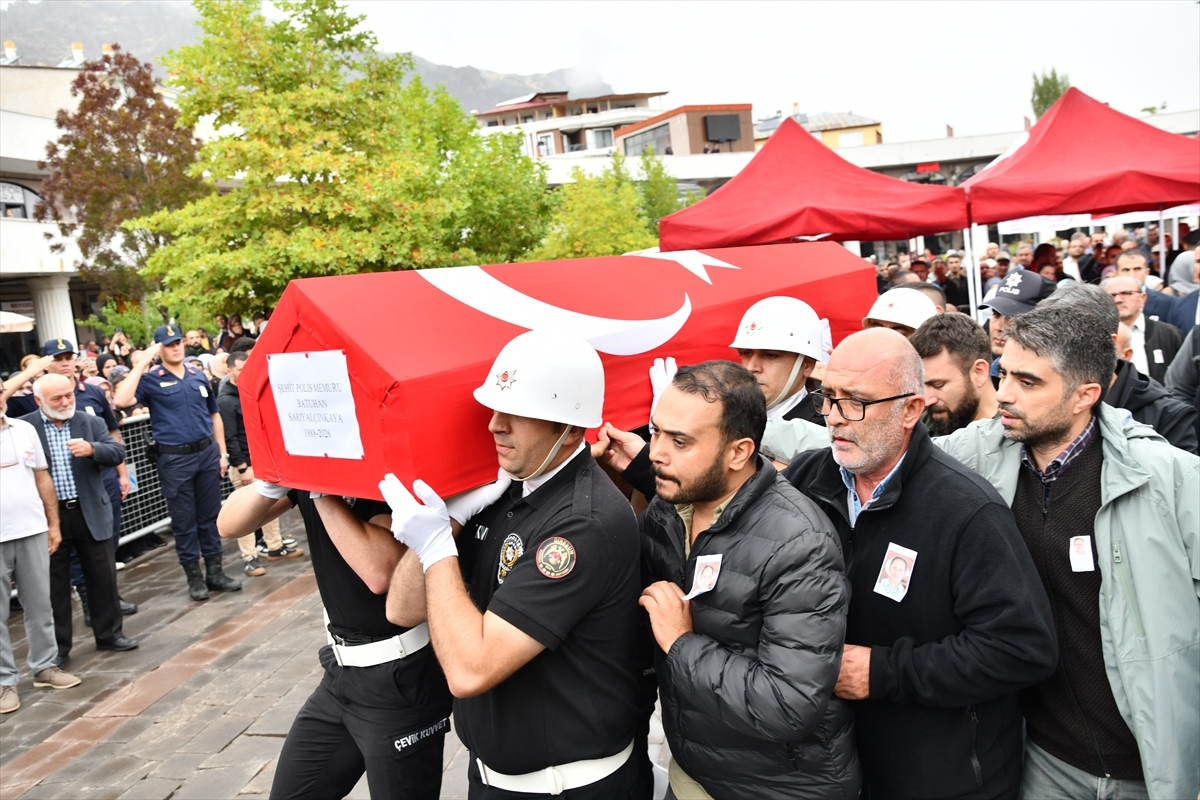 Trafik kazasına müdahale ederken şehit olan polis memuru Sarıyalçınkaya son yolculuğuna uğurlandı