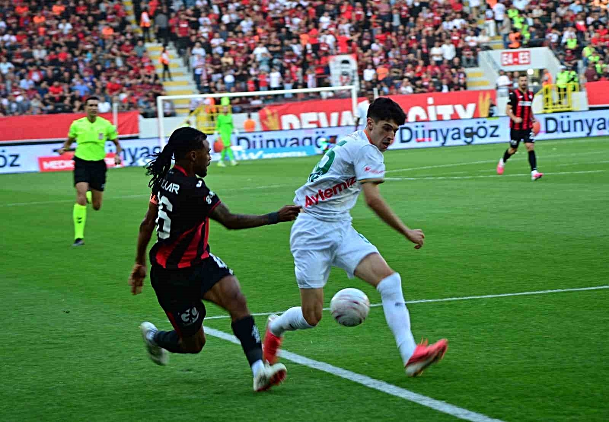 Trendyol Süper Lig: ÇorumFK: 0 – Corendon Alanyaspor: 0 (Maç devam ediyor)