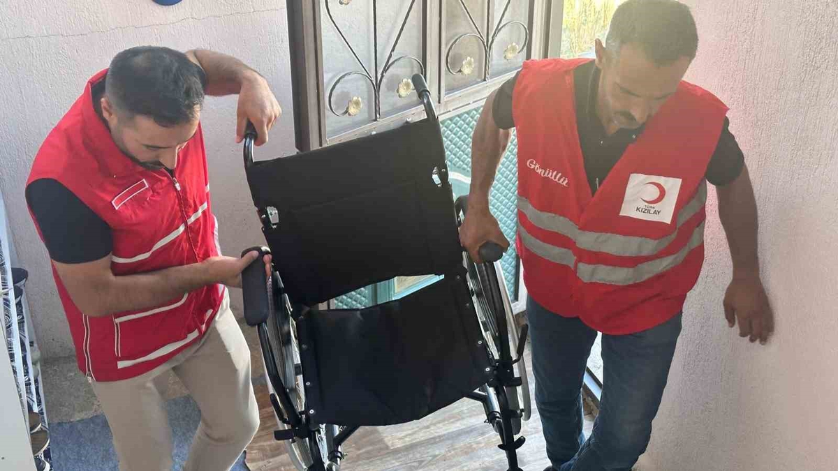 Türk Kızılay Muradiye Şubesi gönüllüleri 2 bin çocuğa giyim desteği ulaştırdı