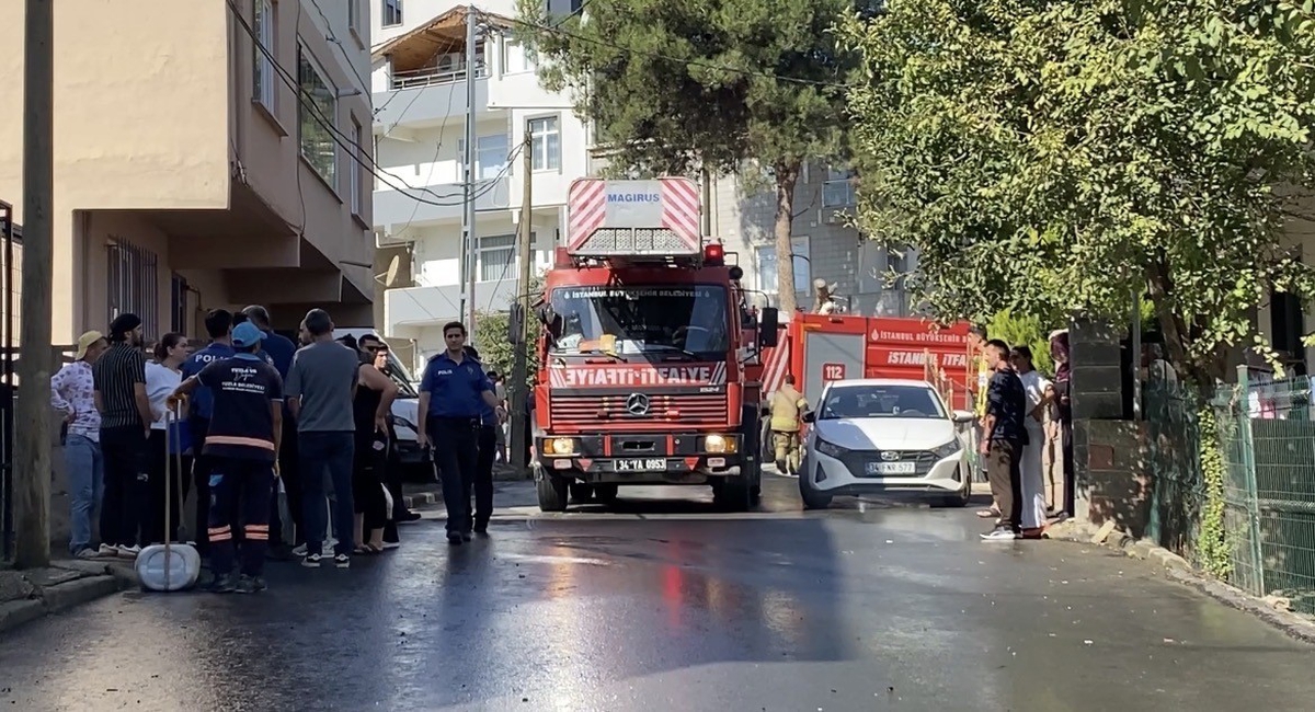 Tuzla Aydınlı'da 2 katlı binanın çatısında yangın çıktı, itfaiye söndürdü