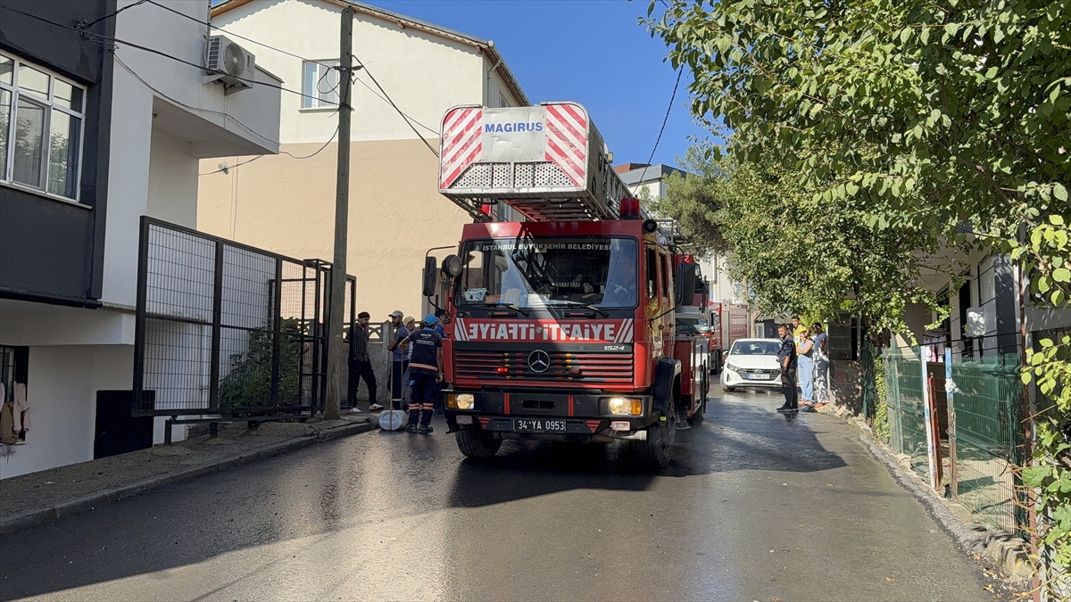 Tuzla Aydınlı'da 2 katlı binanın çatısındaki yangın söndürüldü, mutfak tüpü çıkarıldı