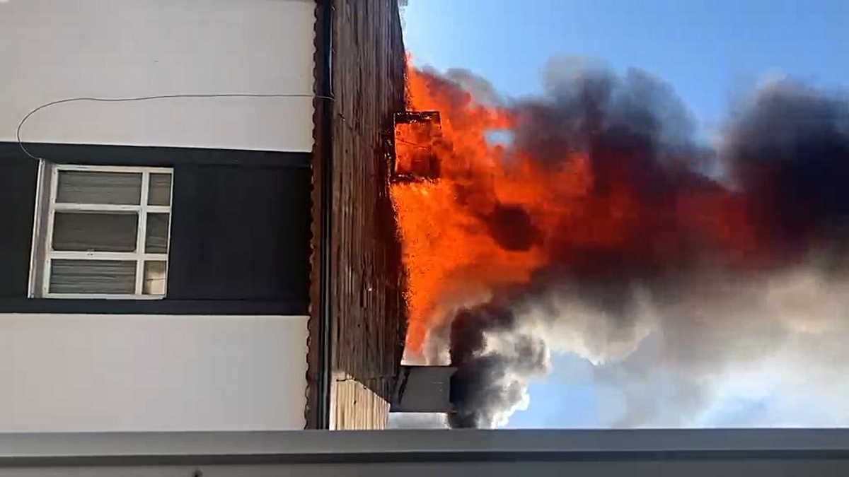 Tuzla'da 3 katlı binanın çatısındaki yangın yaklaşık 1 saatte söndürüldü, ölü yaralı yok