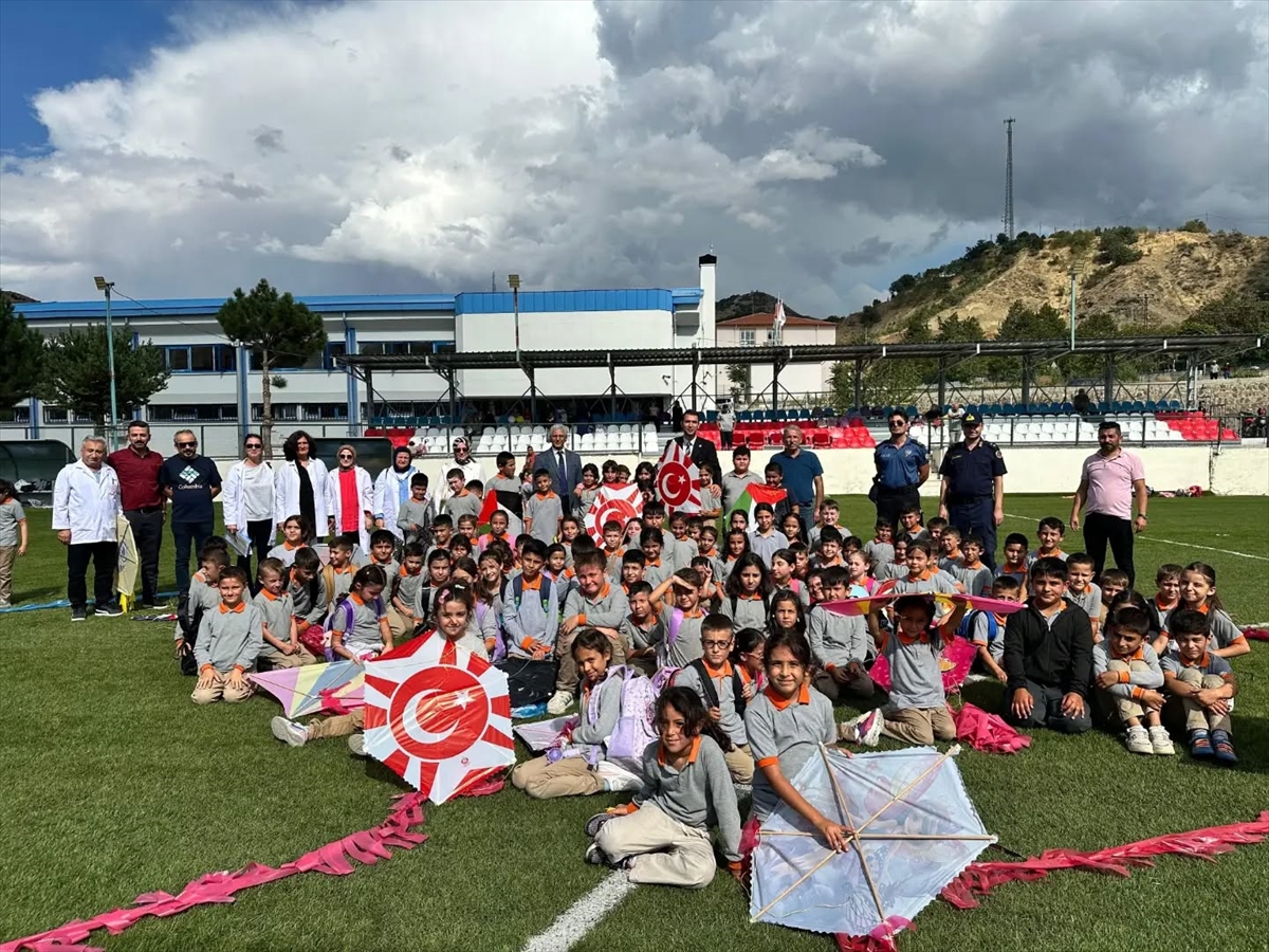 Uğurludağ'da MEB etkinliğinde öğrenciler Gazze'deki çocuklar için uçurtma uçurdu