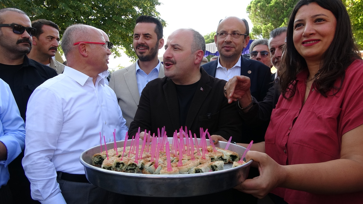 Varank, Bursa Gastronomi Festivali'nde Özgür Özel'in börek tavrını eleştirdi