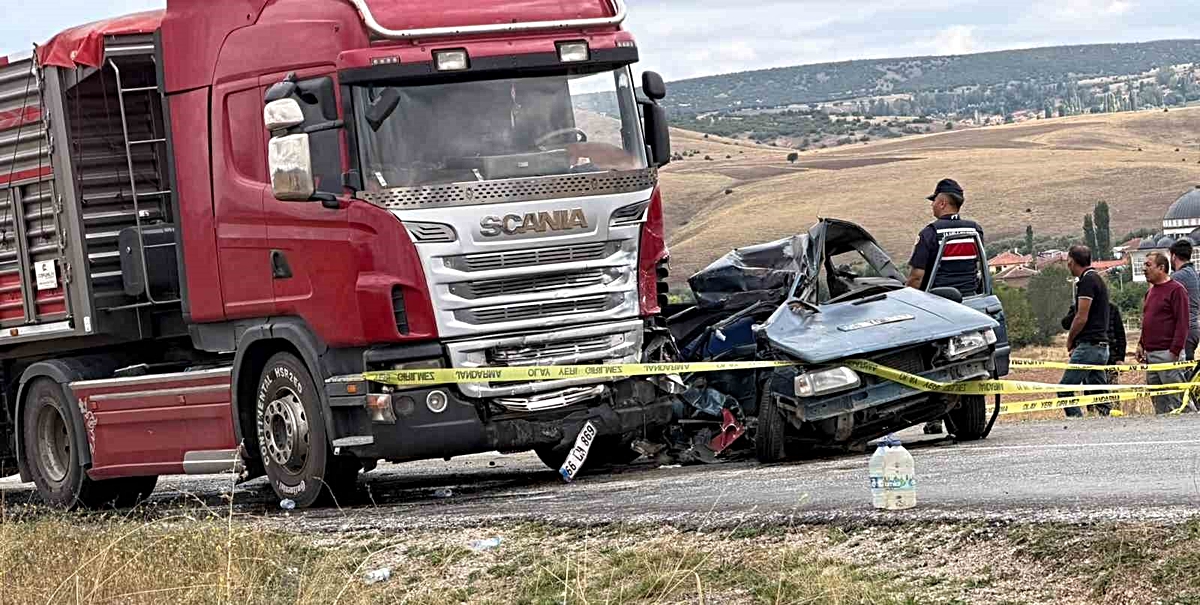 Yozgat Kadışehri'de tırla çarpışan otomobilde 1 kişi hayatını kaybetti, 2 yaralı var
