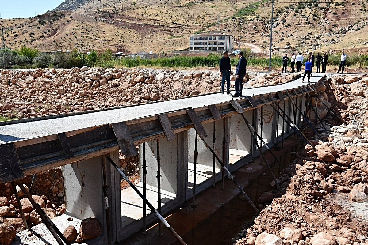 AK Parti Şırnak Milletvekili Tatar, sel hasarı olan Kasrik'te dere ıslahını denetledi