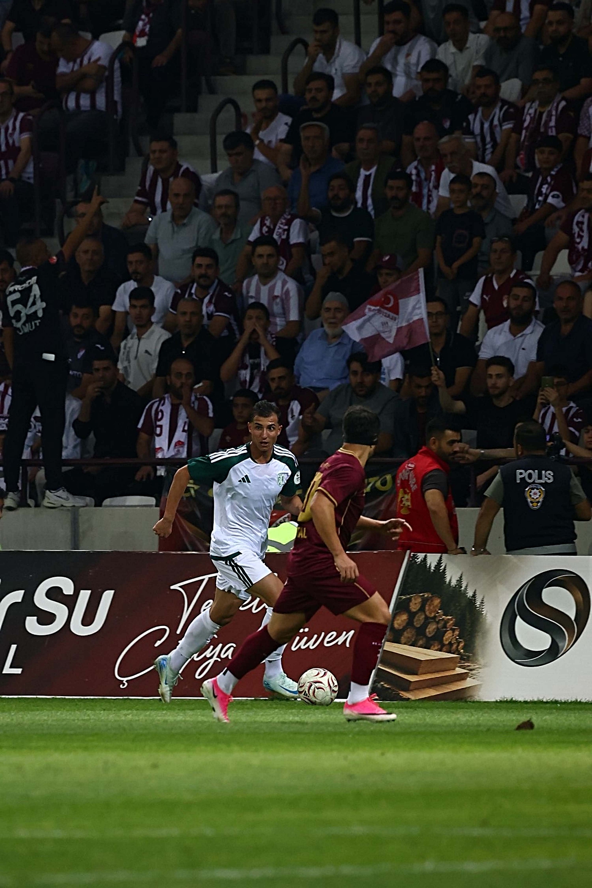 Aliağa Futbol, Elazığspor'a 5-0 yenilerek liderliği rakibine kaptırdı