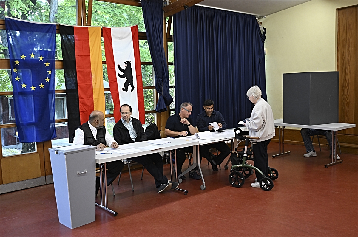 Almanya'da Berlin ve Mecklenburg-Vorpommern'de sandıklar açıldı
