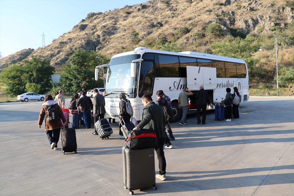 Amasya Üniversitesi öğrencileri otogarda karşılayıp kalacak yerlerine ulaştırıyor
