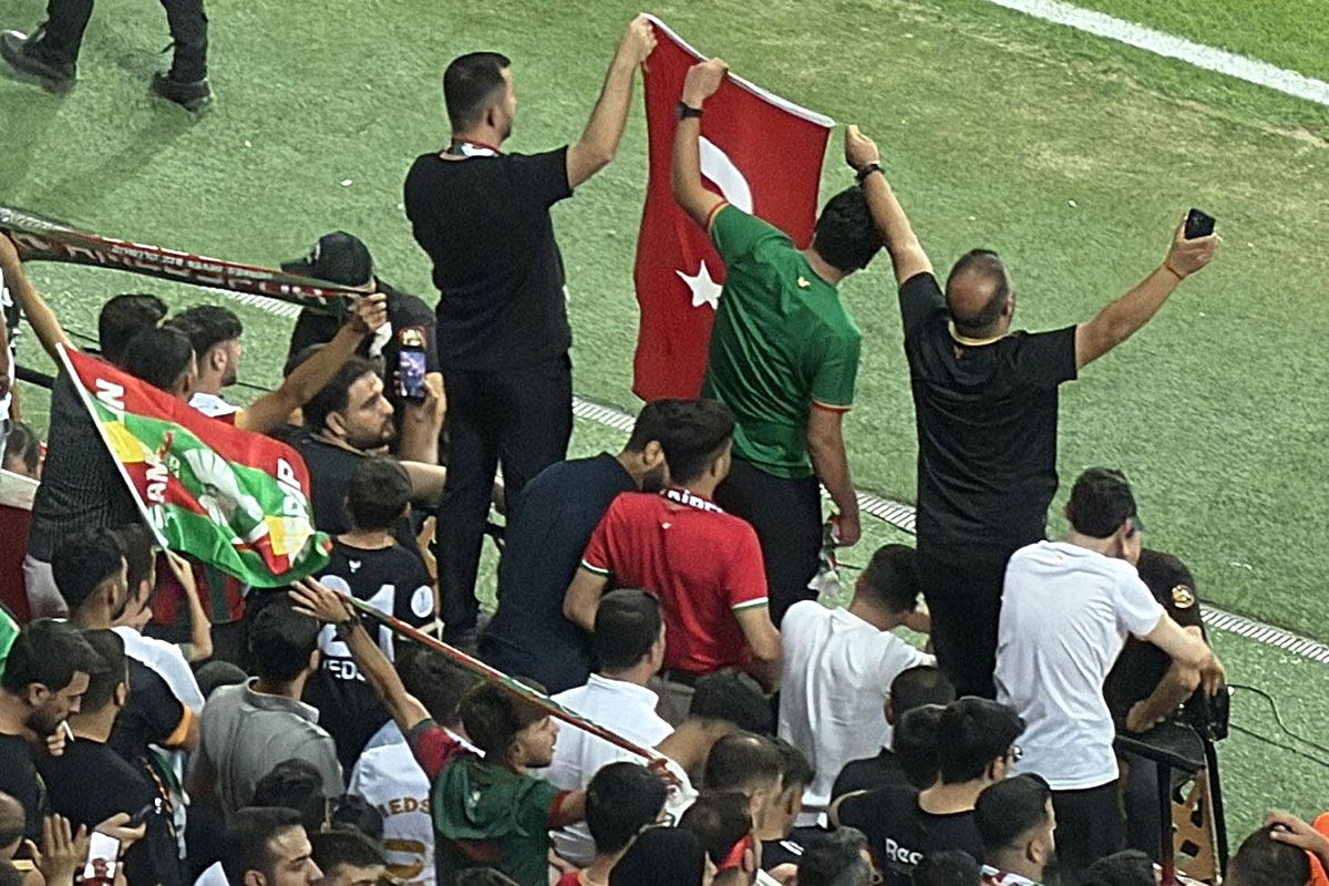 Amedspor tribünlerinde anlamlı görüntüler