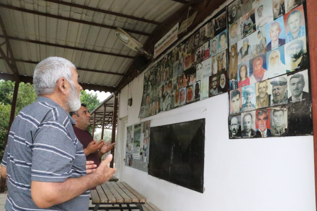 Aksu’da vefat edenlerin fotoğrafları 8 yıldır köy meydanında duvara asılıyor