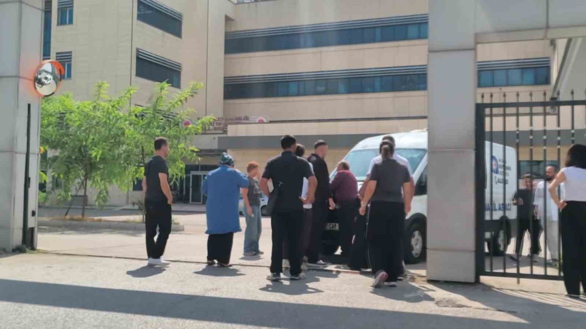 Antalya'da SUP yaparken suya düşen Efe İsen hayatını kaybetti! Anne cenaze aracının önünü kesti: Ben göreceğim yavrumu