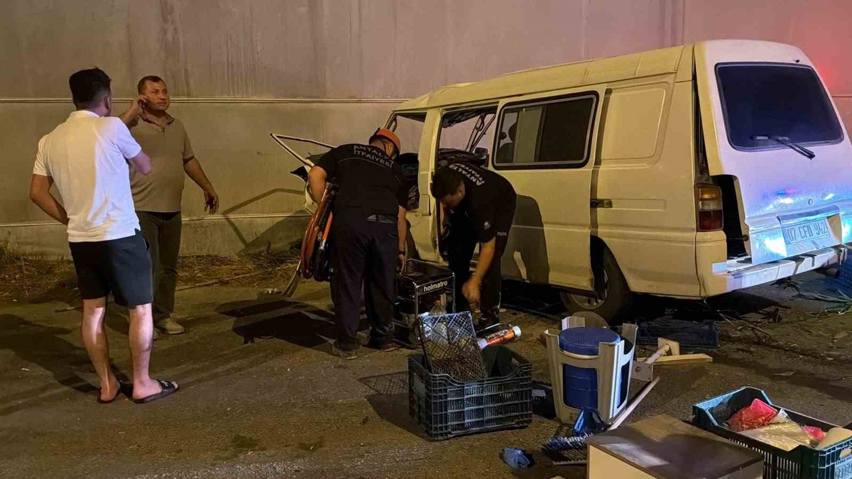 Antalya Gazipaşa'da kontrolden çıkan panelvan pazarcı sürücüyü yaraladı