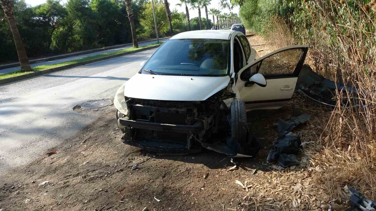 Antalya Manavgat'ta aynı caddede dakikalar arayla 2 kaza oldu, 3 kişi yaralandı
