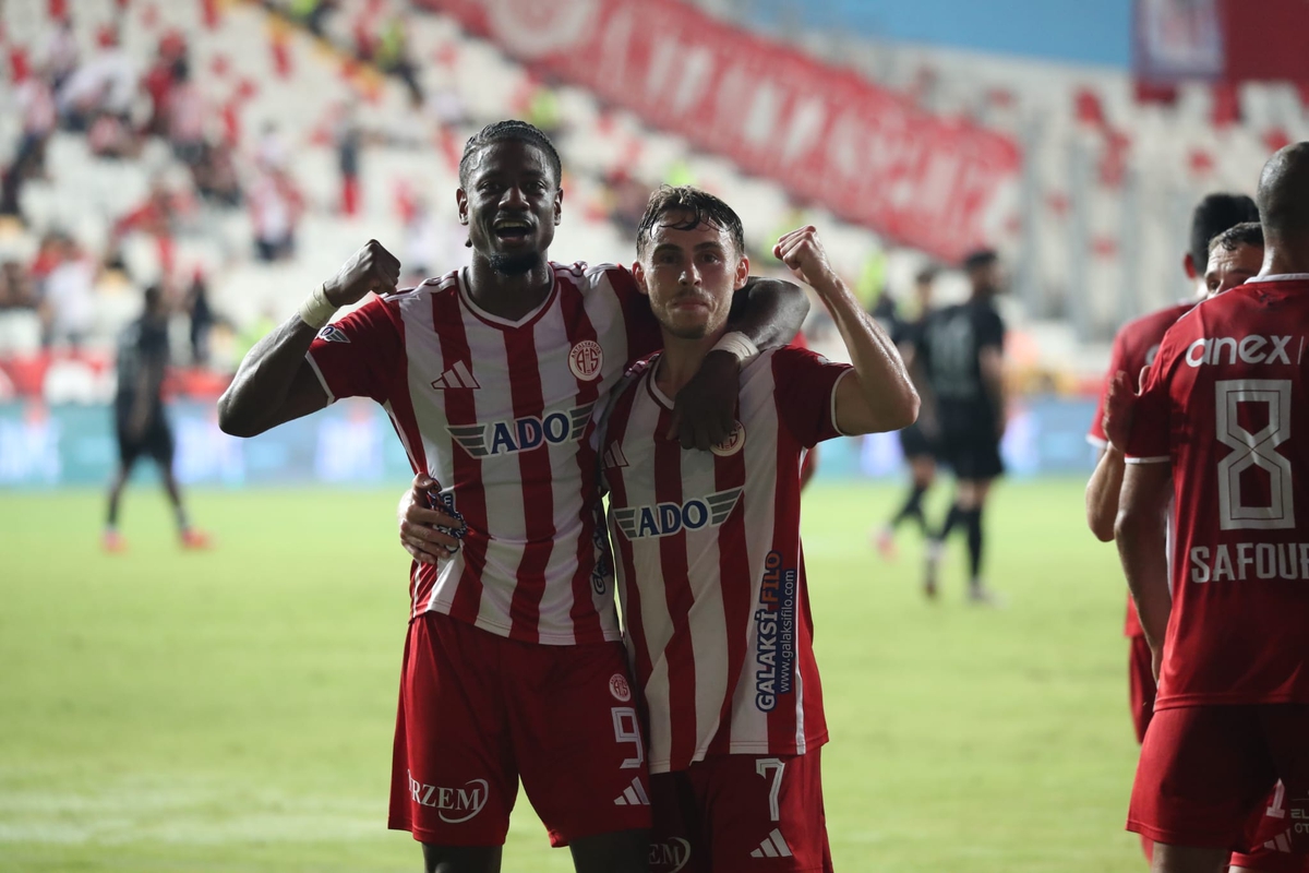 Antalyaspor, sahasında Van Spor FK'yı 3-0 mağlup ederek puanını 12'ye yükseltti
