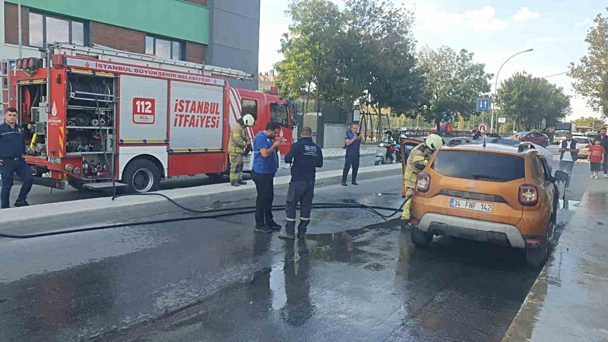 Avcılar'da park halindeki araçta çıkan yangını Yunus ekipleri kontrol altına aldı