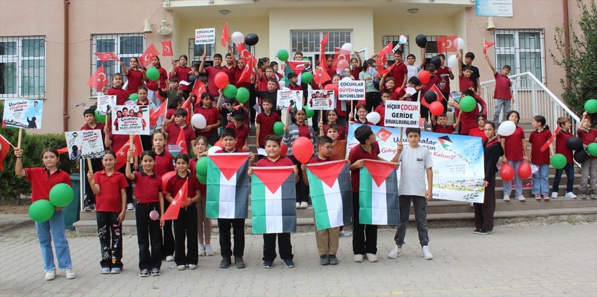 Balıkesir'de 20 ilçede öğrenciler Gazze için uçurtma uçurdu