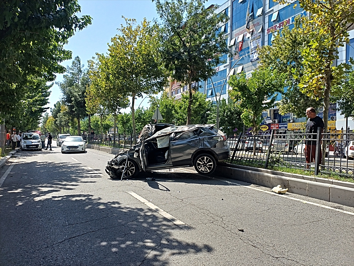 Batman'da Turgut Özal Bulvarı'nda SUV, hafif ticari araçla çarpıştı; 1 kişi yaralandı