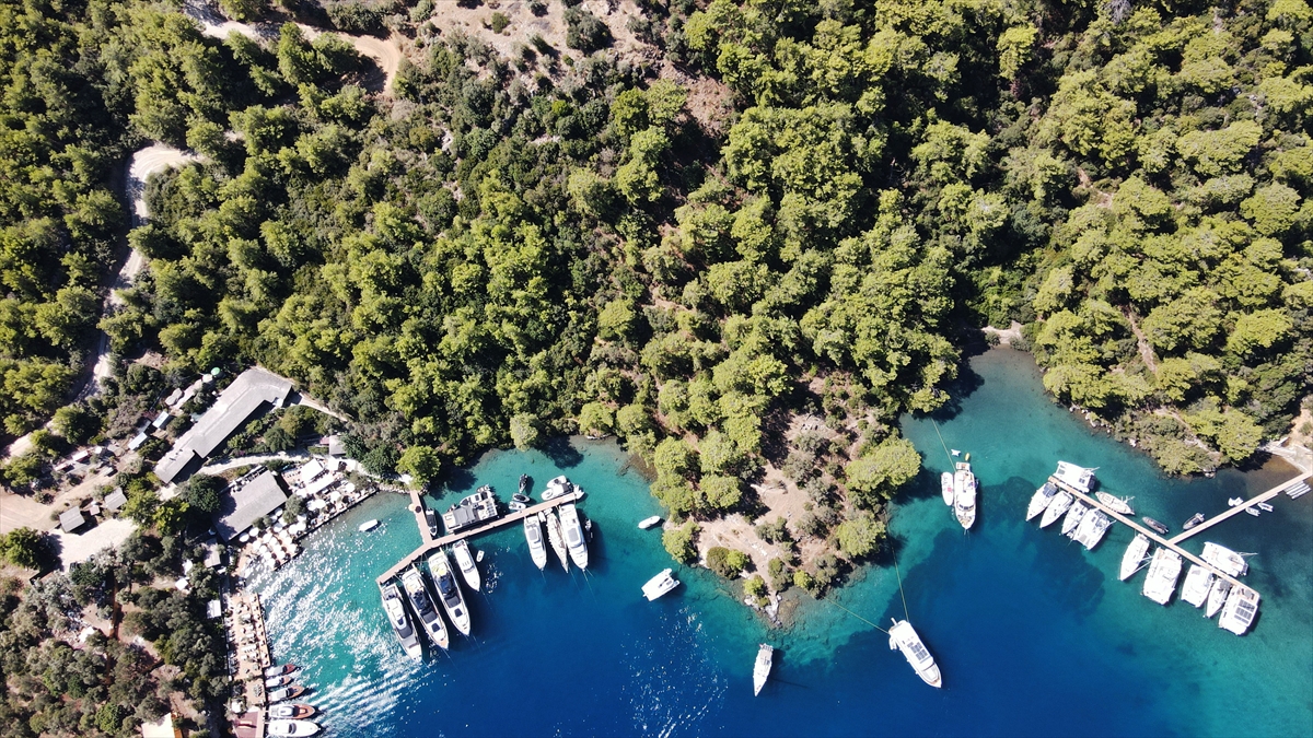 Bedri Rahmi Eyüboğlu'nun 1974'te çizdiği balık figürü Dalaman'da turistleri çekiyor