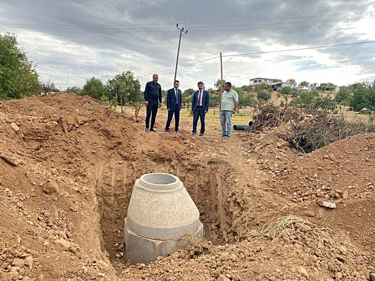 Besni Kaymakamı Aslan, Karagüveç'te KÖYDES kanalizasyon çalışmalarını inceledi