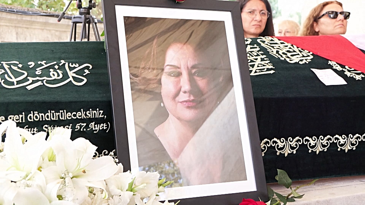 Beyin kanseri nedeniyle ölen oyuncu Gülsen Tuncer Kozlu Mezarlığı'nda toprağa verildi