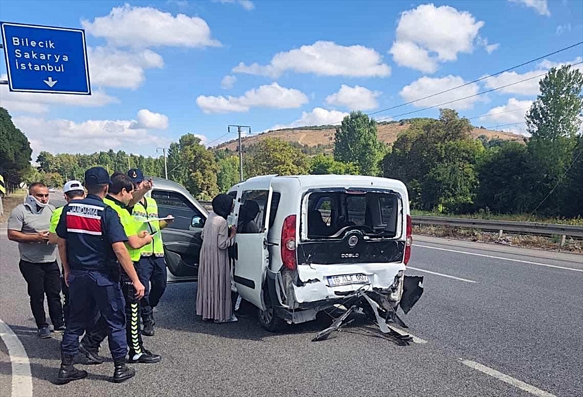 Bilecik Pazaryeri'de otomobil hafif ticari araca arkadan çarptı, 7 kişi yaralandı
