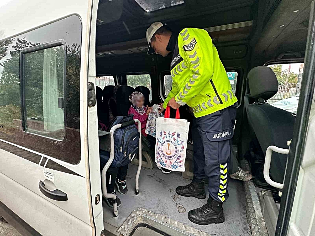 Bilecik’te jandarma il genelinde 15 okul ile 41 okul servis aracını denetledi
