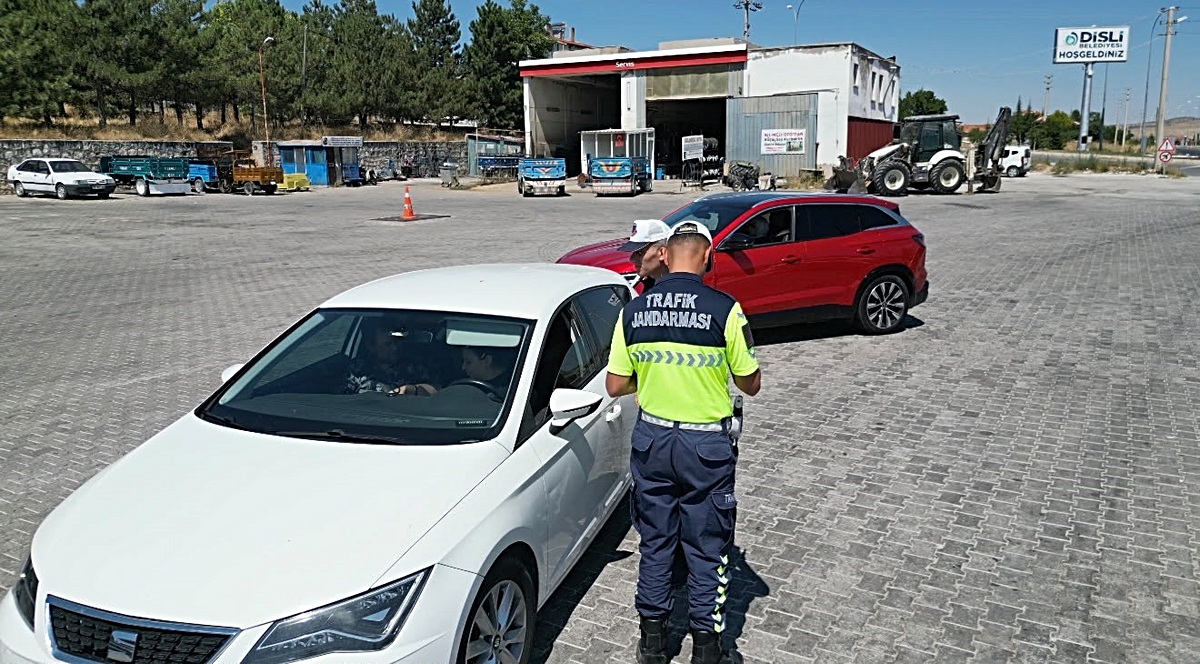 Bolvadin'de jandarma trafik ekipleri her gün giriş çıkış noktalarında denetim yapıyor