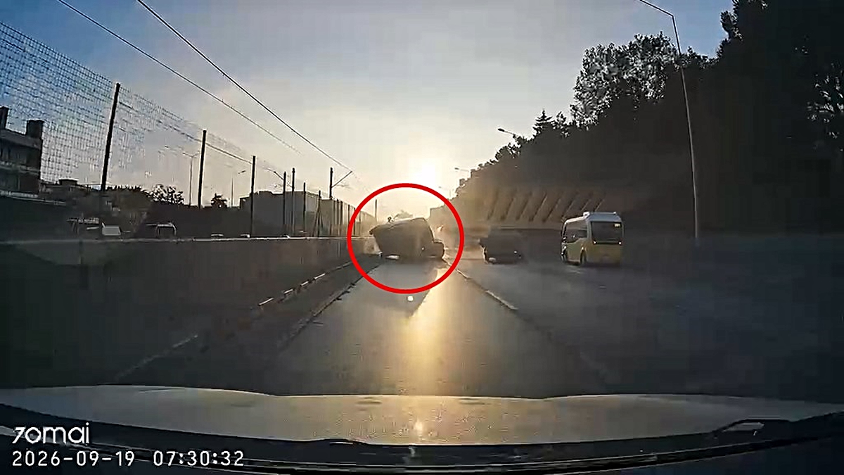 Bursa'da kamyonetin çarptığı araç otomobilin üstüne devrildi