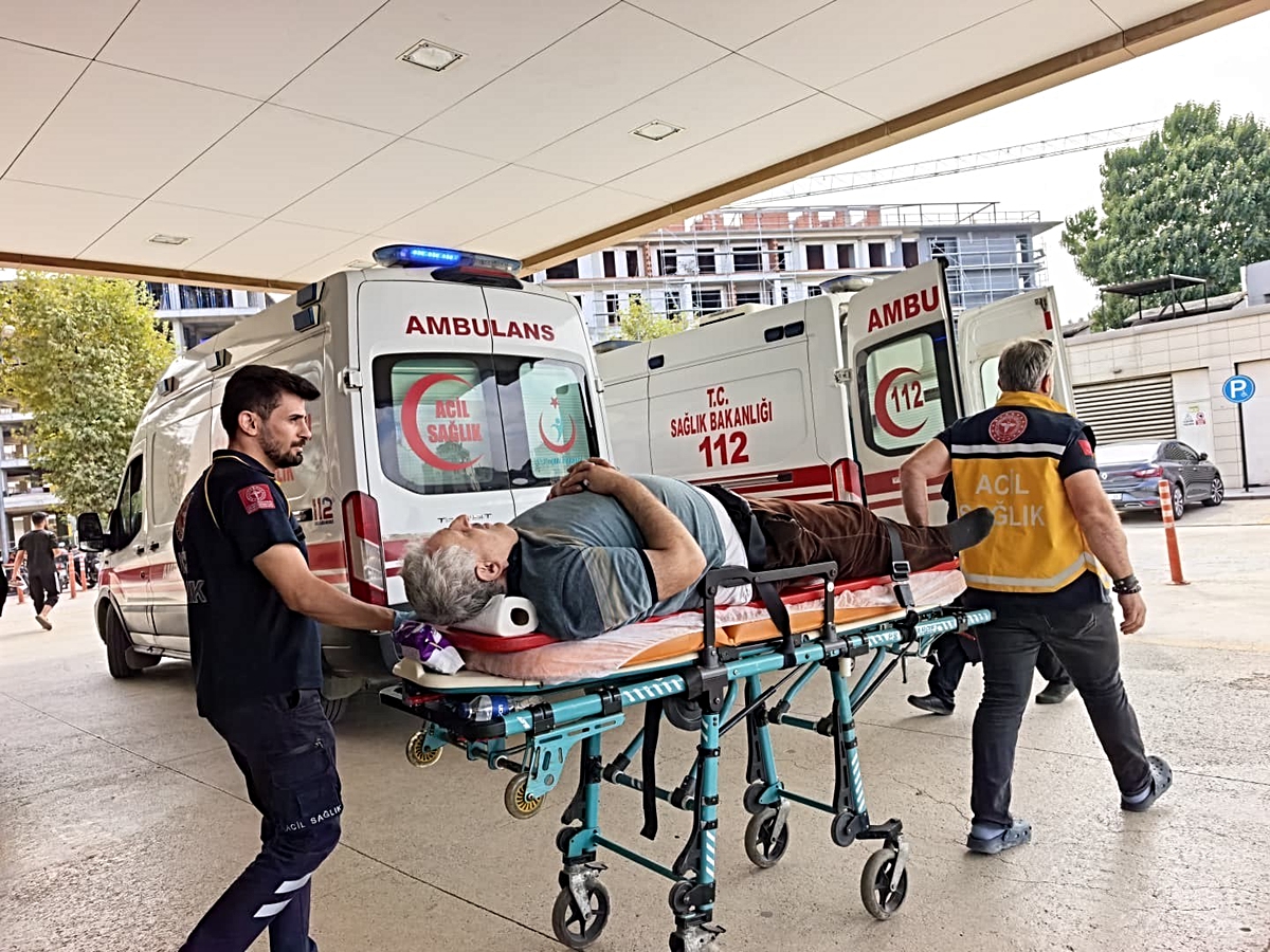 Bursa İnegöl’de çatıdan düşen 57 yaşındaki adam ağır yaralandı, bel kırığı çıktı