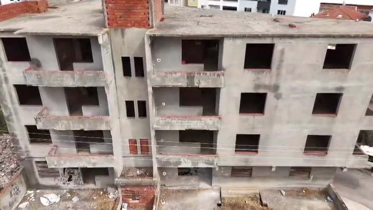 Bursa Karacabey'de 30 yıldır inşaat halindeki binada kaymalar mahalleliyi endişelendirdi